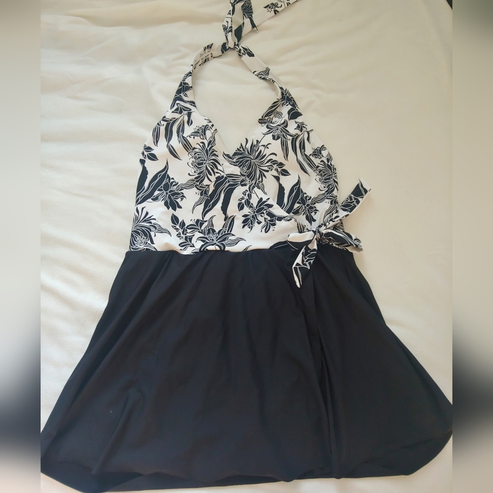 NWOT APT. 9 Black & White Floral Wrap-Front Halter One-Piece Swimdress - Size L